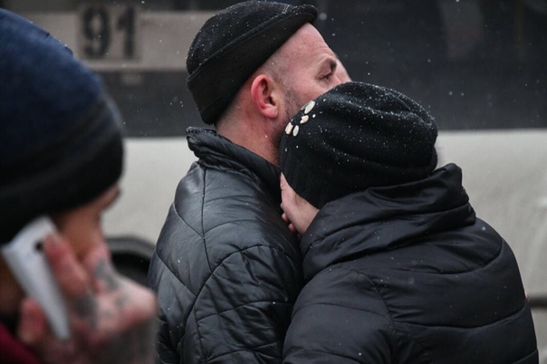 Прошёл год. Кемеровчане вспоминают жертв трагедии в «Зимней вишне» Ровно год назад в Кемерово произошел пожар в торговом центре Зимняя вишня. Погибли 60 человек, в том числе 37 детей. Но жертв