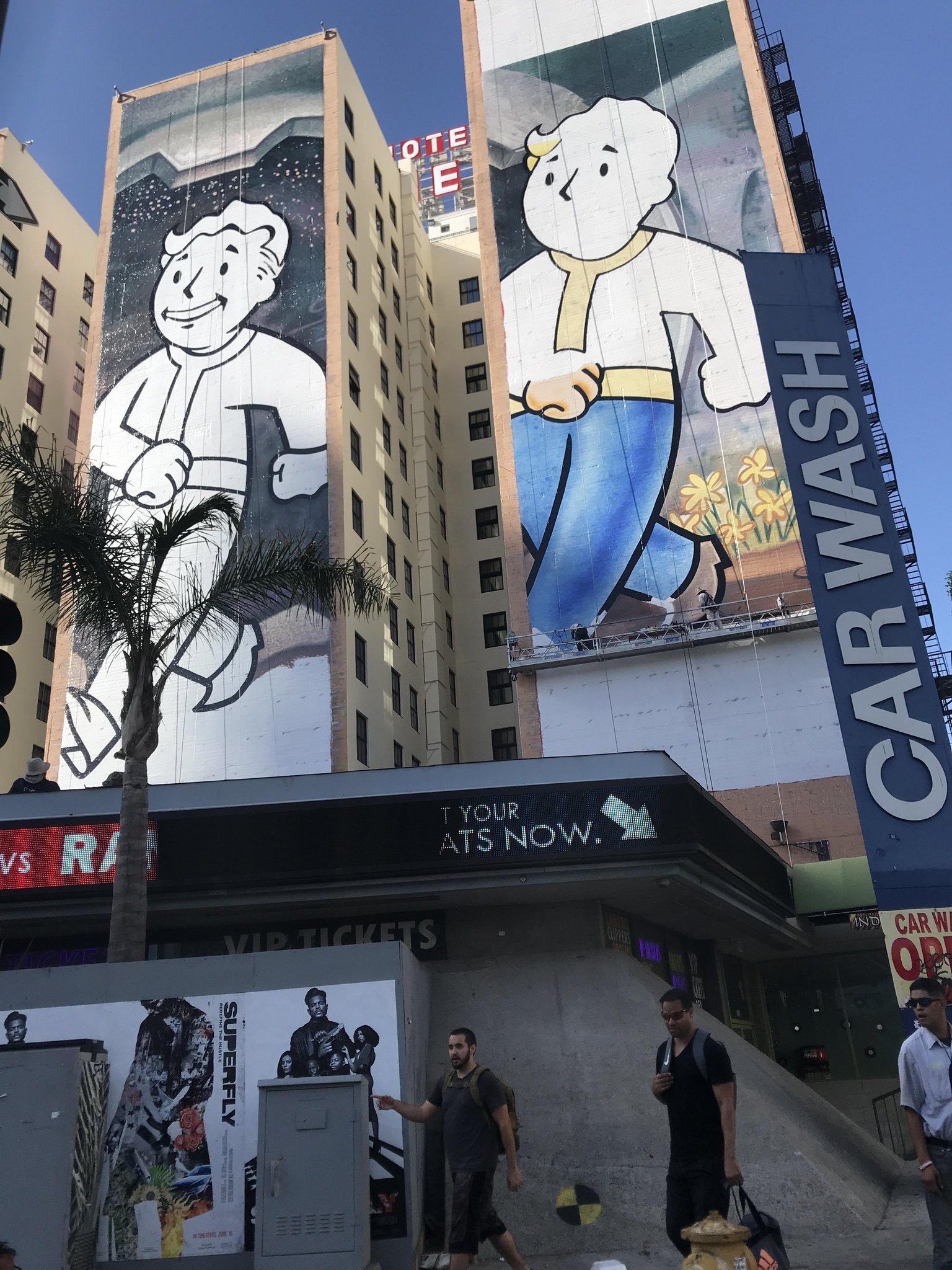 Рекламный баннер в Лос-Анджелесе как бы уже намекает на кооператив.