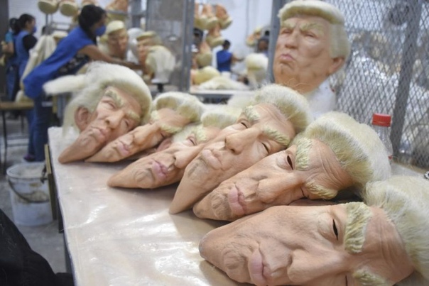 Фабрика, где мексиканцы делают лица Дональда Трампа Фотожурналист Карлос Тишлер из Мехико отправился в мексиканский город Куэрнавака, чтобы посмотреть на процесс производства масок в виде лица