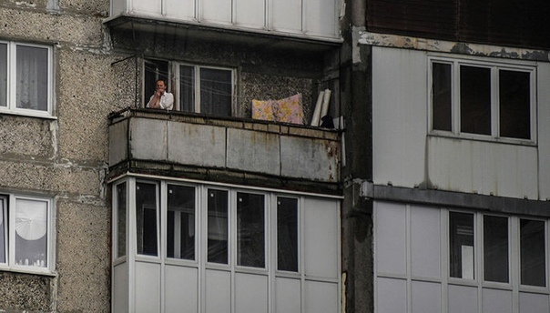 В Ижевске мать вывесила ребенка из окна 14 этажа за то, что не убирал игрушки В Ижевске следователи возбудили уголовное дело по статье об истязании в отношении 30-летней женщины, которая в