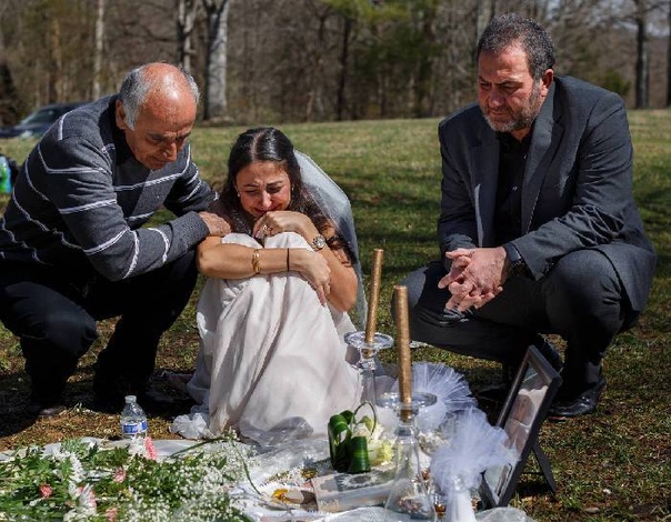 «Его здесь нет, но он все еще дарит мне целый мир»: безутешная невеста пришла на могилу жениха в подвенечном платье в день свадьбы. Американская студентка пришла на могилу жениха в день свадьбы
